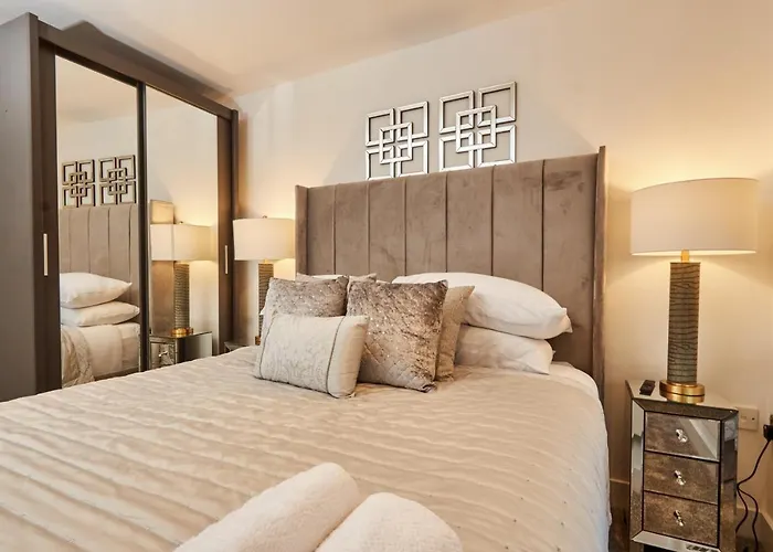 Deluxe River Canal View & Free Secure Parking!